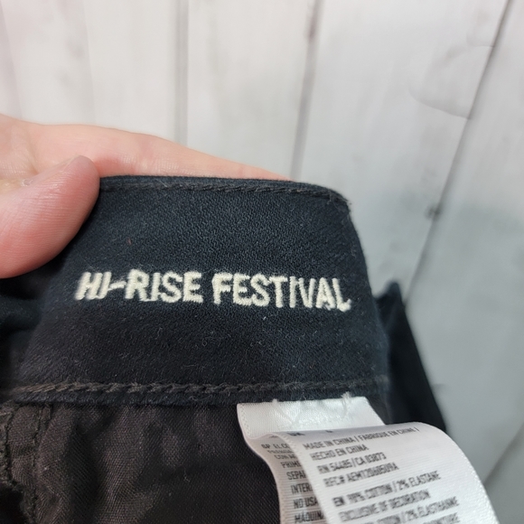 American Eagle Women's Black Hi-Rise Festival Distressed Denim Shorts Size 2. - Picture 7 of 8